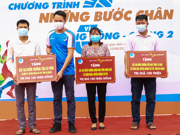 Đại diện T.Ư Hội LHTN Việt Nam trao tiền hỗ trợ tu sửa điểm trường cho huyện Hoàng Su Phì.