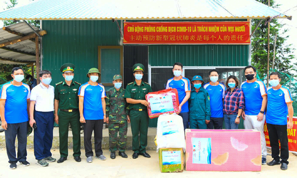 Đại diện T.Ư Hội LHTN Việt Nam và Ngân hàng Sacombank thăm, tặng quà cho các cán bộ, chiến sĩ tại chốt chặn phòng chống dịch Covid – 19 trên địa bàn xã Thàng Tín.