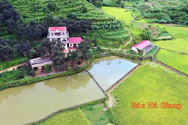 Anh Cháng Thìn Lù, đã xây được nhà cao tầng gần 1 tỷ đồng. Anh đã được Thủ tướng Chính phủ Nguyễn Xuân Phúc tặng Bằng khen đã có thành tích trong lao động, sản xuất, góp phần xây dựng Chủ nghĩa xã hội và Bảo bệ Tổ quốc năm 2016. 