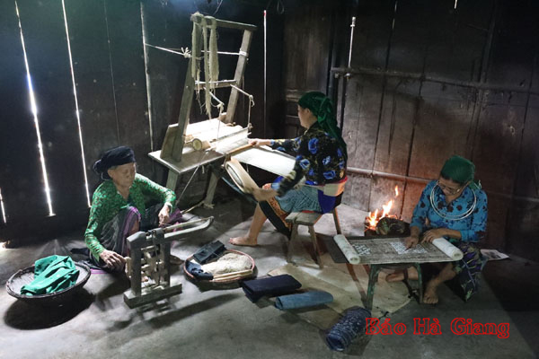 Xã viên Hợp tác xã dệt lanh Cán Tỷ, với 29 chị em phụ nữ dân tộc Mông, lúc nông nhàn sản xuất vải lanh theo phương pháp thủ công truyền thống, mỗi tháng cho thu nhập 3 triệu đồng/người/tháng. 