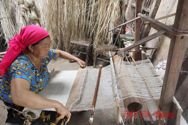 Chị Hạng Thị Pà, dân tộc Mông, xã viên Hợp tác xã sản xuất vải lanh truyền thống thôn Hợp Tiến, xã Lùng Tám, mỗi tháng thu nhập 3 triệu đồng từ việc dệt lanh lúc nông nhàn. HTX của chị có tất cả 130 xã viên người dân tộc Mông. 