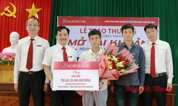 Đại diện lãnh đạo Agribank Hà Giang trao giải Nhì cho khách hàng Bàn Càn Thiên