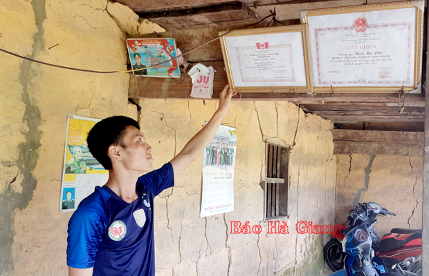 Thào Mí Páo giới thiệu các thành tích trong học tập.