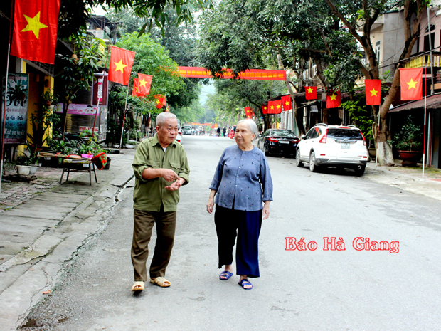Bà Trần Thị Báu cùng hàng xóm ôn lại ngày con đường được đặt tên Lâm Đồng.                                                                                       Ảnh: LÊ LÂM