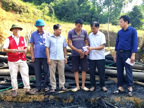 Lãnh đạo huyện Bắc Quang trao tiền hỗ trợ cho gia đình ông Lục Khánh Chu.