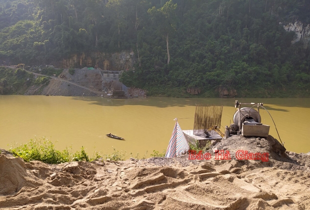 Công trường luôn vắng bóng người.