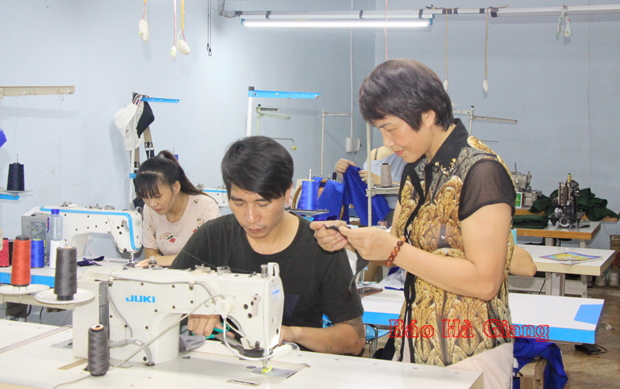 Xưởng may của chị Lê Thị Dung tạo việc làm ổn định cho lao động địa phương.
