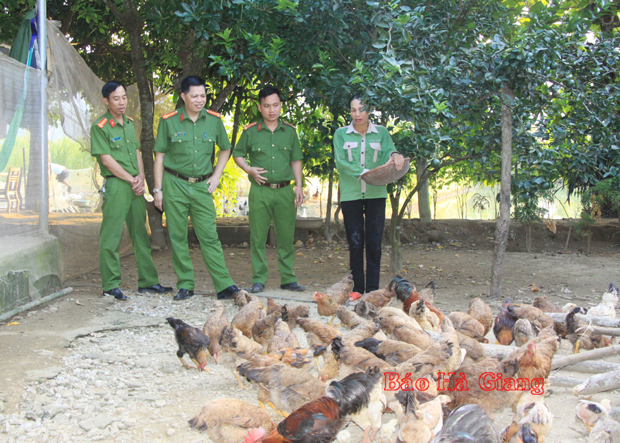 Các cán bộ công an thăm, động viên chị Hoàng Thị Sinh tiếp tục vươn lên phát triển kinh tế.
