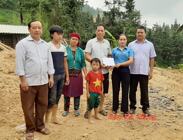 Lãnh đạo LĐLĐ huyện thăm hỏi, động viên đoàn viên công đoàn Sùng Mí Xá, xã Sủng Thài có nhà bị tốc mái do ảnh hưởng của mưa bão.