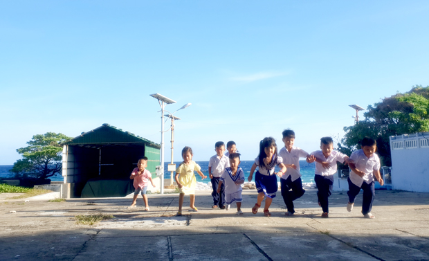 Trẻ em ở đảo Song Tử Tây.