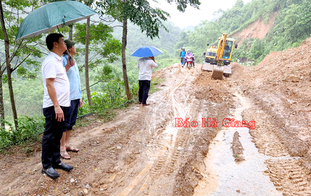 Khắc phục sạt lở đường dân sinh xã Bản Rịa.