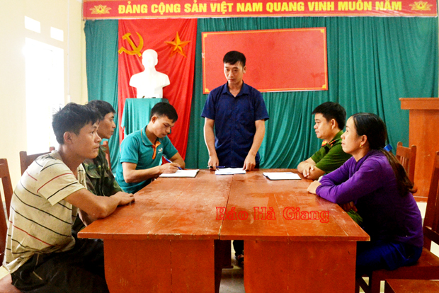 Một buổi sinh hoạt của Tổ hòa giải thôn Nặm Tà.