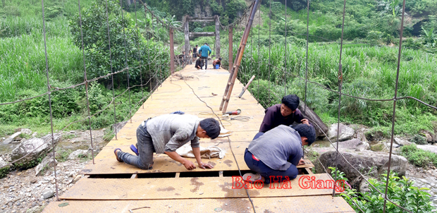 Cầu treo thôn Kẹp A được sửa chữa.