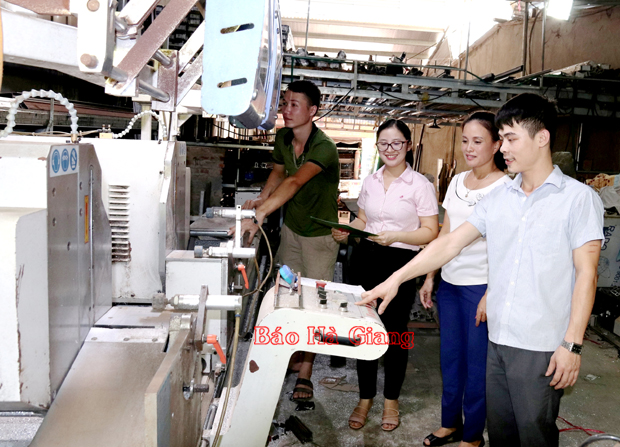 Xưởng cơ khí của anh Lưu Mạnh Thắng (bên phải), tổ 2, phường Minh Khai (thành phố Hà Giang) giúp nhiều lao động địa phương có thu nhập ổn định.