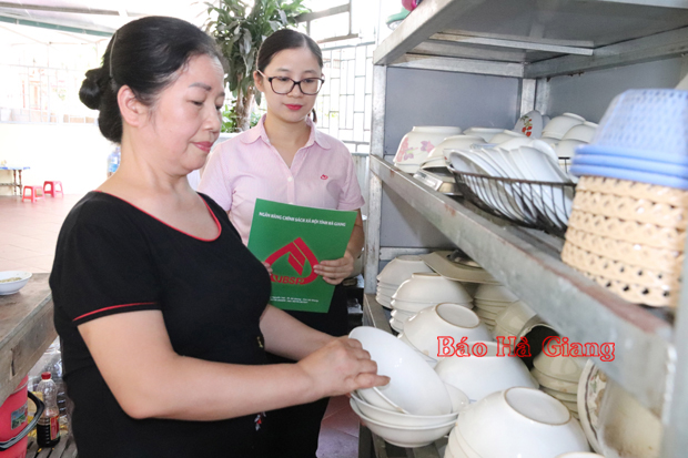 Cán bộ Ngân hàng CSXH tỉnh thăm cơ sở kinh doanh dịch vụ ăn sáng của khách hàng Trần Thị Lan, tổ 4, phường Minh Khai, thành phố Hà Giang.