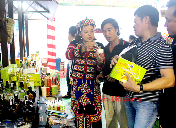 Du khách tham quan và mua sản phẩm mật ong Bạc hà của Hà Giang tại Ngày hội Du lịch Thành phố Hồ Chí Minh năm 2020.