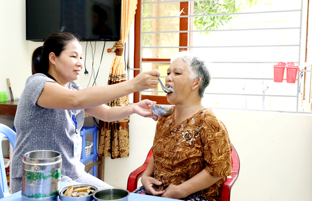 Điều dưỡng viên chăm sóc người già cô đơn không nơi nương tựa, không còn khả năng vận động.