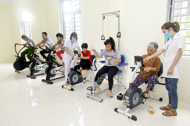 Hướng dẫn các đối tượng tập phục hồi chức năng.