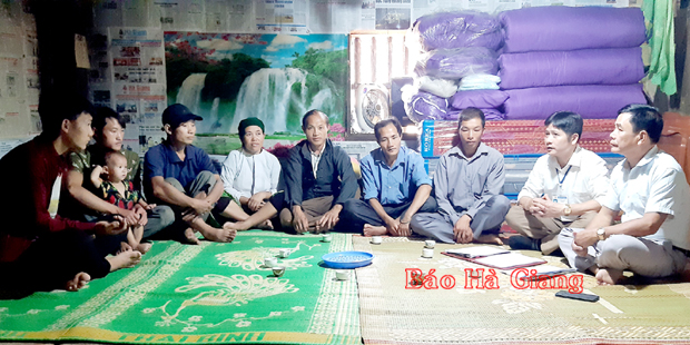 Trung tâm Y tế huyện Bắc Mê tuyên truyền ngộ độc từ các loại rau rừng tại thôn Phiêng Luông, xã Phiêng Luông.
