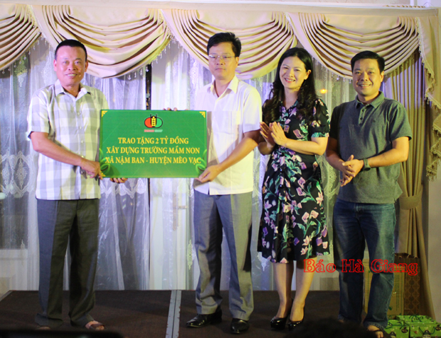 Tập đoàn Dabaco trao 2 tỷ đồng cho huyện Mèo Vạc để xây dựng trường Mầm non xã Nậm Ban.