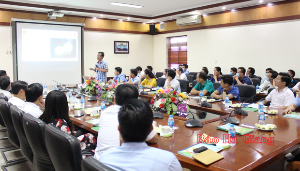 Đoàn công tác tìm hiểu kỹ thuật chăn nuôi gà thương phẩm tại Công ty TNHH một thành viên gà giống Dabaco.