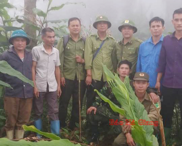 Tuần tra bảo vệ rừng tại thôn Bản Bó, xã Nà Chì.