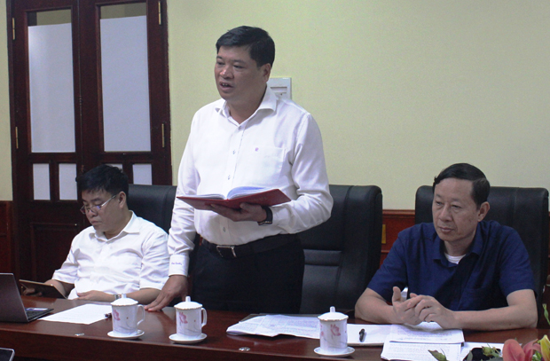 Chánh Văn phòng UBND tỉnh Lương Văn Đoàn tham gia ý kiến về phương án bố trí chỗ ăn, nghỉ cho các đại biểu.