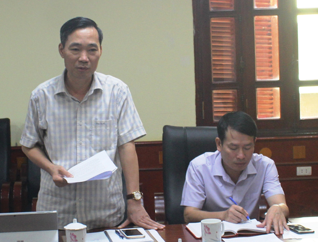 Giám đốc Sở Công thương Nguyễn Khắc Quyền thảo luận tại cuộc họp.