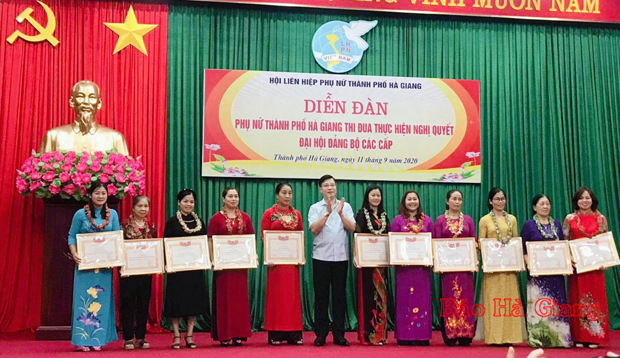 Lãnh đạo Thành ủy trao Giấy khen cho các tập thể, cá nhân phụ nữ có thành tích xuất sắc trong các phong trào thi đua giai đoạn 2015 - 2020