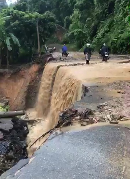 Một đoạn đường vào trung tâm xã Thuận Hòa, huyện Vị Xuyên bị sạt lở xuống sông Miện