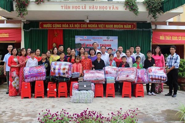 Nhóm E2K và nhóm Tâm thiện nguyện Sơn Động tặng quà cho học sinh nhà trường.