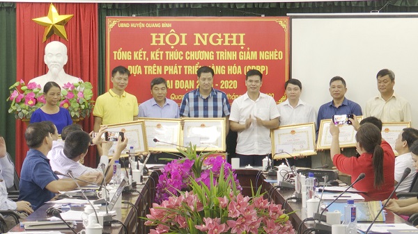 Lãnh đạo huyện Quang Bình tặng Giấy khen cho các tập thể có thành tích xuất sắc.