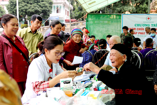 Hội Chữ thập tỉnh tổ chức khám, chữa bệnh, cấp phát thuốc miễn phí tại Bắc Quang.