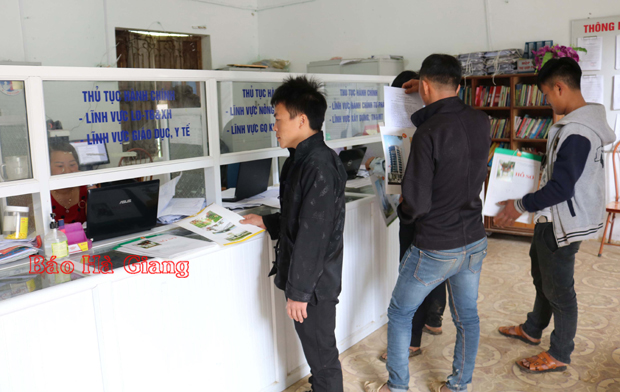 Người dân xã Thài Phìn Tủng (Đồng Văn) làm hồ sơ đi làm việc ngoài tỉnh.