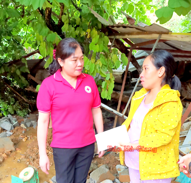 Lãnh đạo Hội CTĐ tỉnh thăm hỏi gia đình bị thiệt hại do thiên tai tại thành phố Hà Giang.
