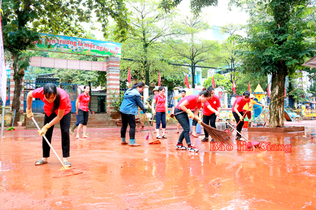 Hội CTĐ thành phố Hà Giang tham gia vệ sinh tại Trường Mầm non Quang Trung.