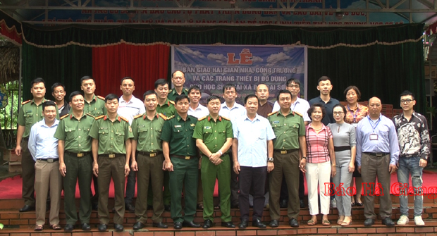 Đoàn từ thiện Hà Nội chụp ảnh lưu niệm với Trường PTDT bán trú Tiểu học Bát Đại Sơn.