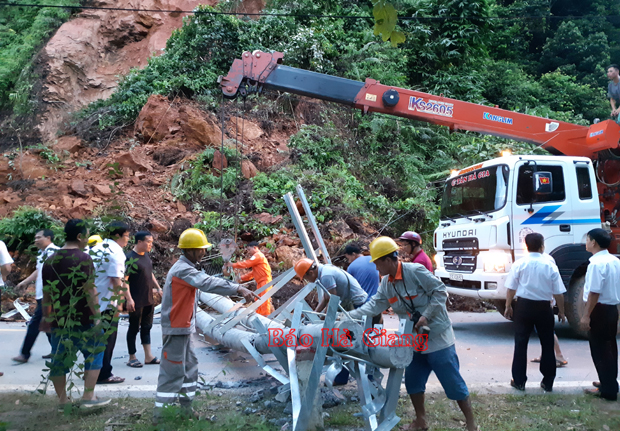 Các lực lượng chức năng khẩn trương khắc phục sự cố.