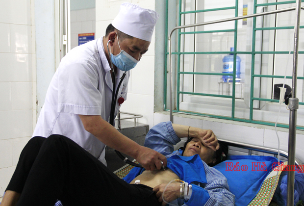 Khám, chữa bệnh cho người dân tại Bệnh viện Đa khoa tỉnh.