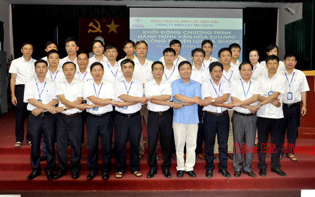 Lãnh đạo Công ty Điện lực Hà Giang và Điện lực các huyện, thành phố cam kết thực hiện tốt văn hóa doanh nghiệp.