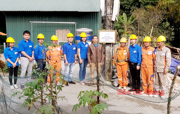 Điện lực thành phố phối hợp với Đoàn Thanh niên Công ty Điện lực Hà Giang tri ân khách hàng tại xã Phương Thiện.