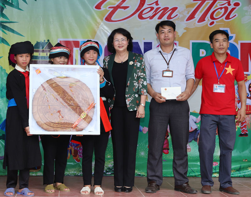 Phó Chủ tịch nước Đặng Thị Ngọc Thịnh tặng bánh Trung thu, quà cho học sinh và Ban Giám hiệu Trường PTDT bán trú Tiểu học và THCS Xín Chải.
