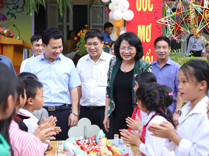Phó Chủ tịch nước Đặng Thị Ngọc Thịnh và Bí thư Tỉnh ủy Đặng Quốc Khánh phá cỗ, vui Tết trung thu cùng học sinh Trường PTDT bán trú Tiểu học và THCS Xín Chải.