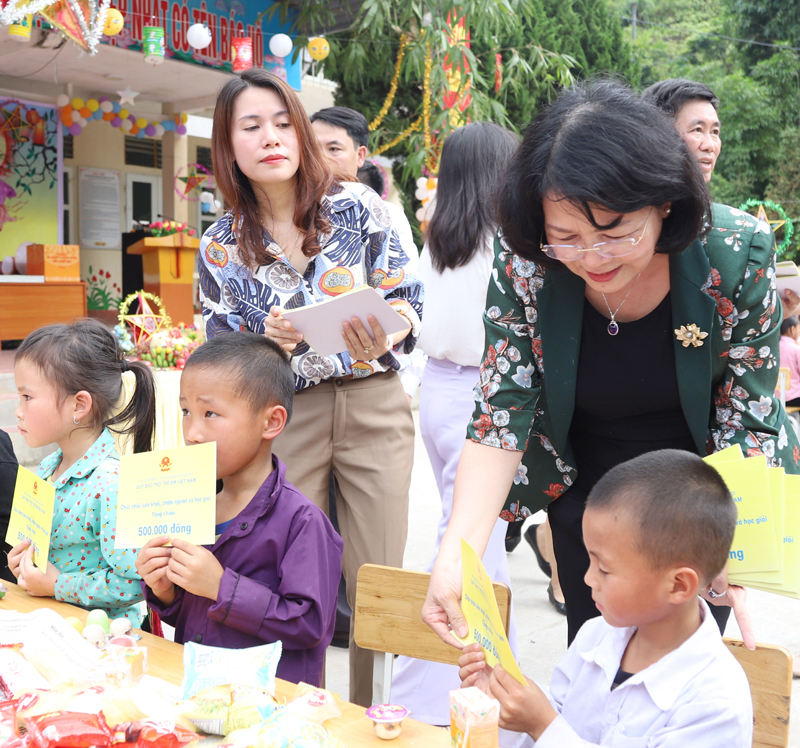 Phó Chủ tịch nước Đặng Thị Ngọc Thịnh và Bí thư Tỉnh ủy Đặng Quốc Khánh trao học bổng cho học sinh Trường PTDT bán trú Tiểu học và THCS Xín Chải. 