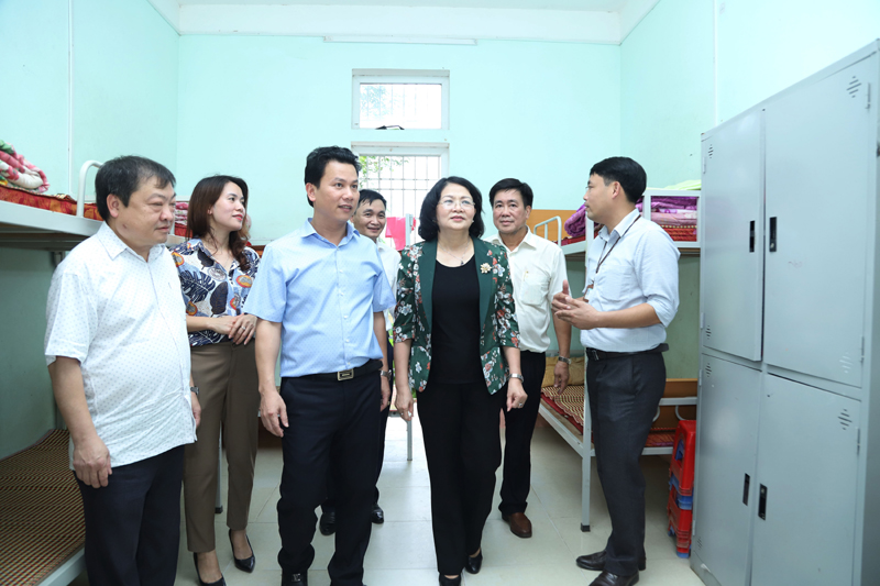 Phó Chủ tịch nước Đặng Thị Ngọc Thịnh và Bí thư Tỉnh ủy Đặng Quốc Khánh kiểm tra cơ sở vật chất Trường PTDT bán trú Tiểu học và THCS Xín Chải.