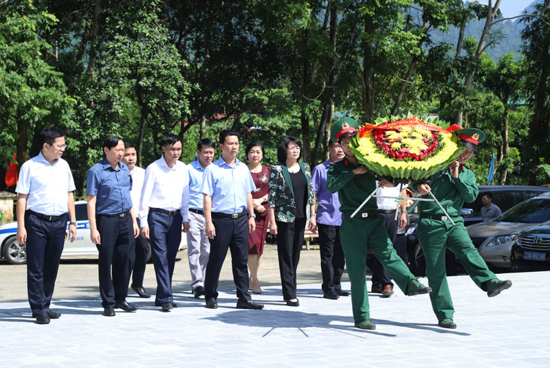 Phó Chủ tịch nước Đặng Thị Ngọc Thịnh và Bí thư Tỉnh ủy Đặng Quốc Khánh cùng đoàn công tác dâng hương, dâng hoa, thỉnh chuông tưởng nhớ các Anh hùng liệt sĩ tại Nghĩa trang Liệt sĩ quốc gia Vị Xuyên và Đền thờ các Anh hùng liệt sĩ trên điểm cao 468.