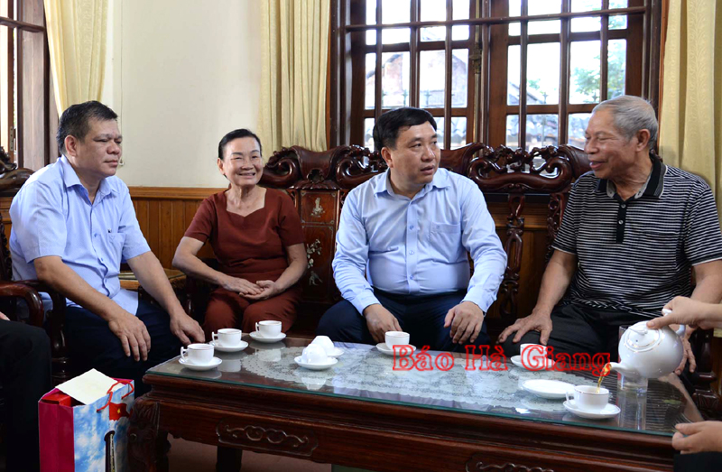 Phó Bí thư Tỉnh ủy Nguyễn Mạnh Dũng thăm, tặng quà cụ Dương Thị Thơm.