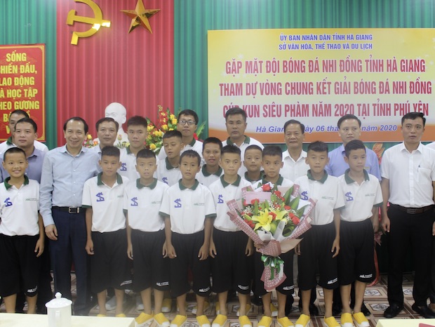Đồng chí Trần Đức Quý và các đại biểu tặng hoa, quà động viên đội bóng Nhi đồng của tỉnh