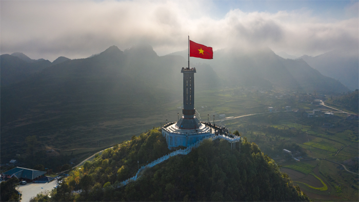 Núi rừng rộng lớn, hùng vĩ