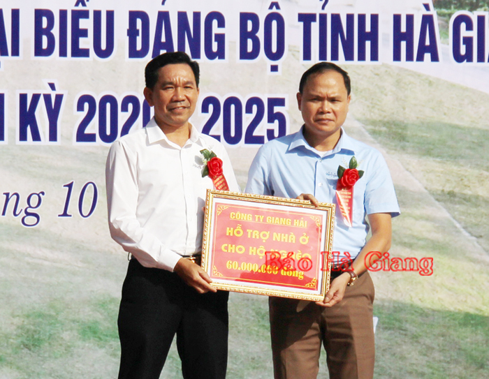 Công ty TNHH Giang Hải trao tiền hỗ trợ 60 triệu đồng, để giúp đỡ làm nhà ở cho một hộ gia đình có hoàn cảnh đặc biệt khó khăn của huyện.